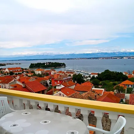 With Parking Space Preko, Ugljan - 20853 アパート プレコ